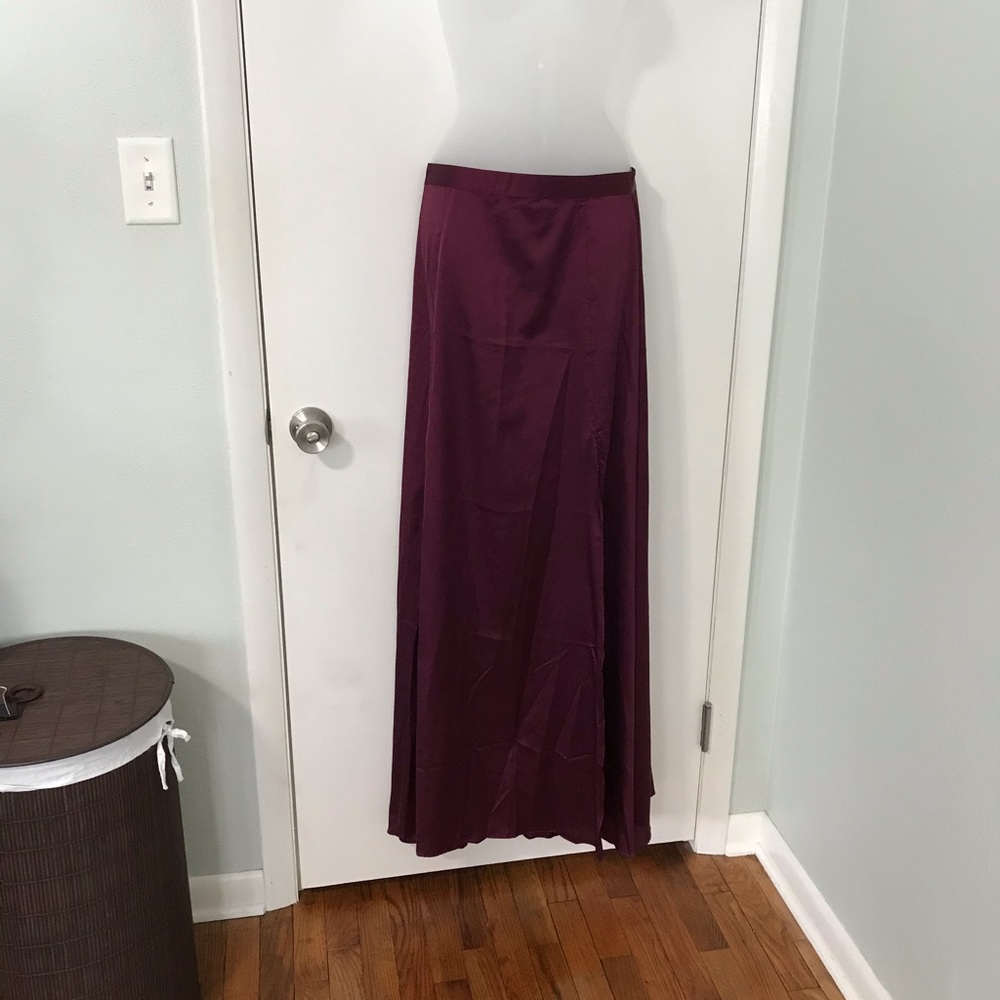 Shiny maroon long skirt - Picture 4 of 6